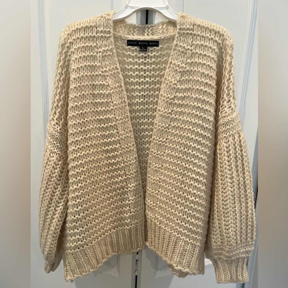 HYFVE Ivory Shaker Stitch Chunky Knit Cardigan Sweater, Large.